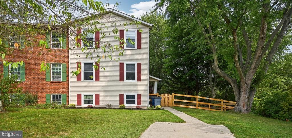 686 Windsor Drive photo 1