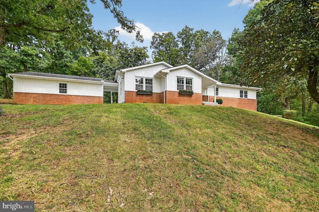 5084 Fairview Lane photo 1