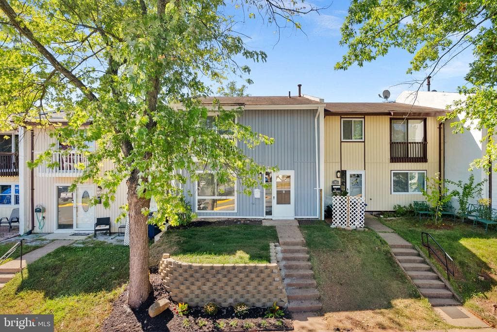 105 Woodgate Court photo 1