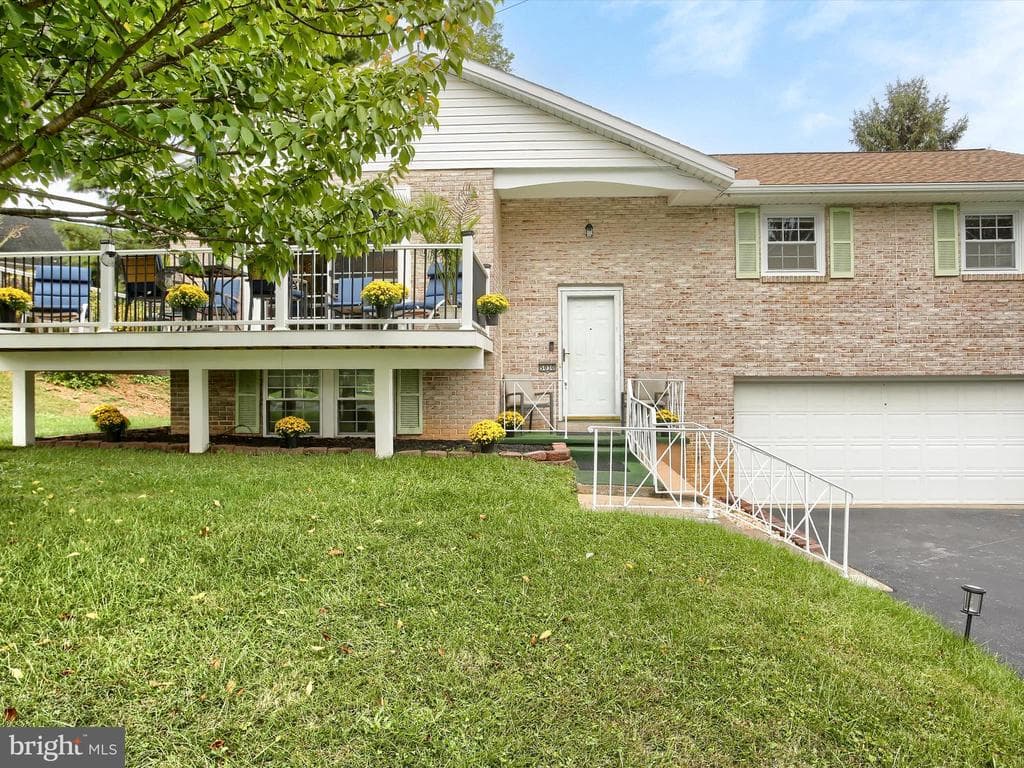 5030 Lilac Lane photo 1