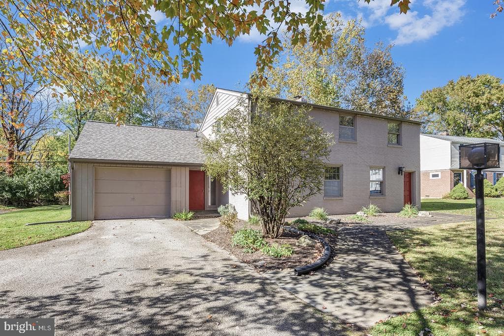 4048 Friends Lane photo 1