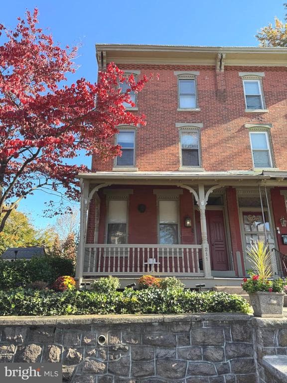 211 E Freedley Street photo 1