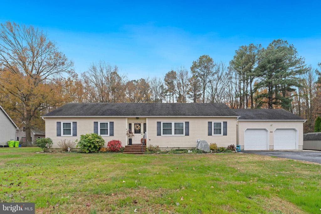 325 Larch Place photo 1