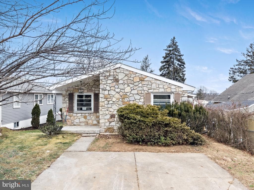 1043 W Erie Street photo 1