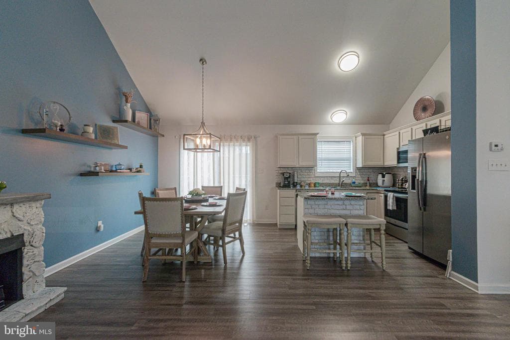 285 Wren Street N photo 1