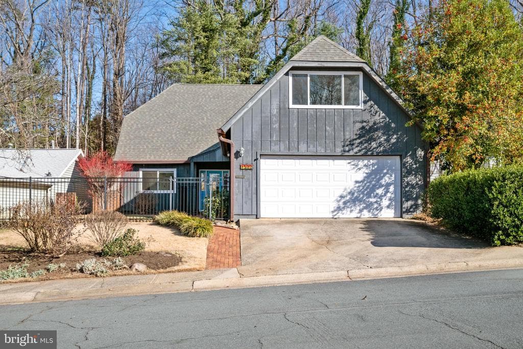 1533 Lake Forest Drive photo 1
