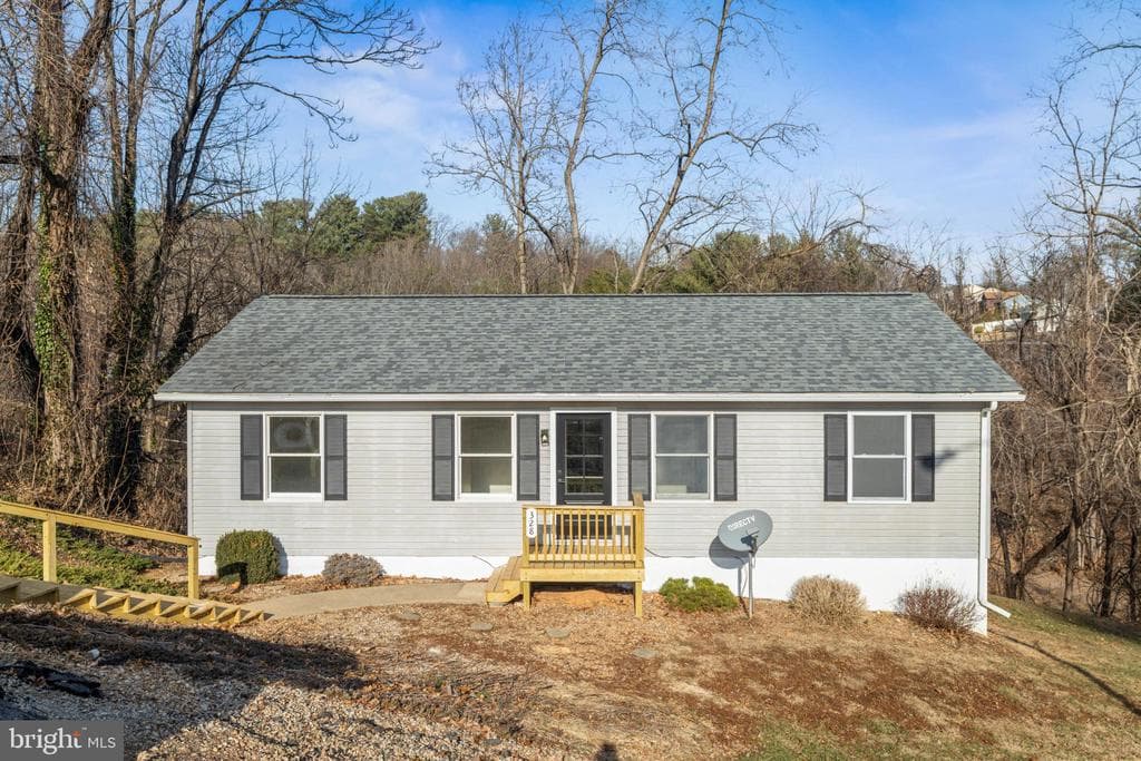 328 Monument Drive photo 1
