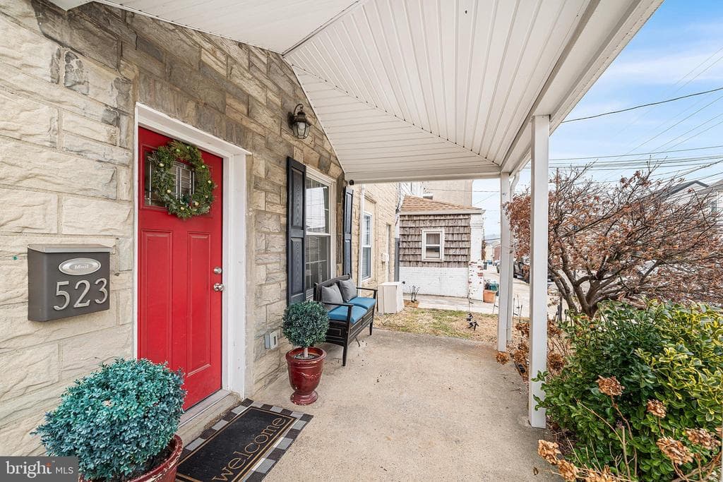 523 Old Elm Street photo 1