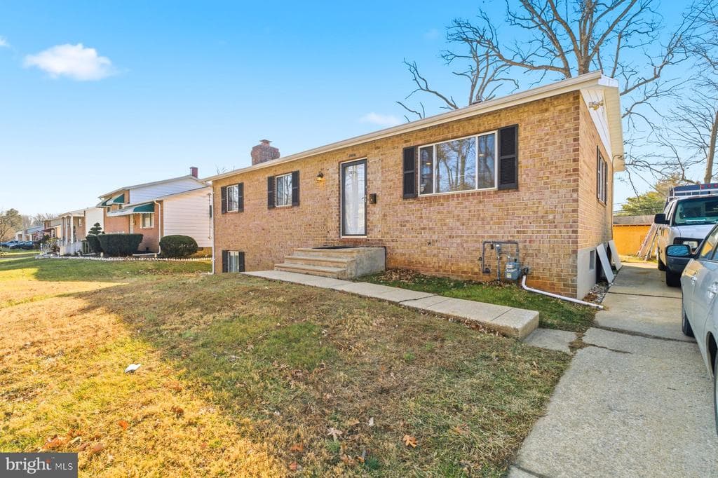3026 Essex Road photo 1