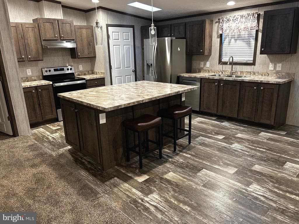 86 Apollo Court photo 1
