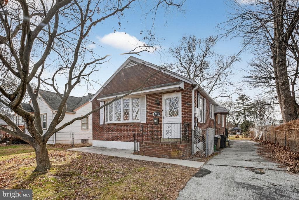351 Lawnton Terrace photo 1