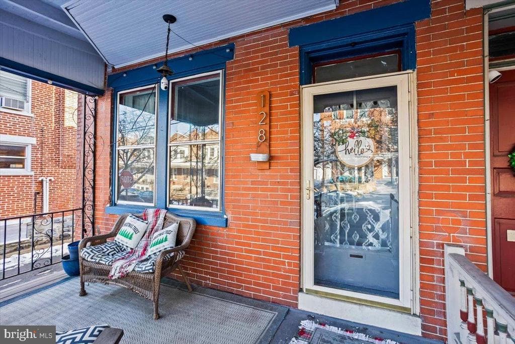 128 E Ross Street photo 1