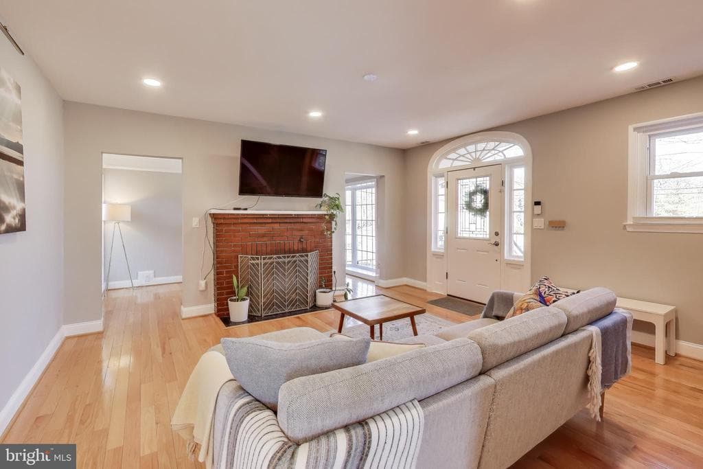 3913 Oglethorpe Street photo 1