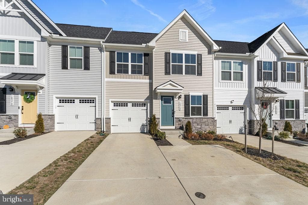 18368 Centennial Circle photo 1