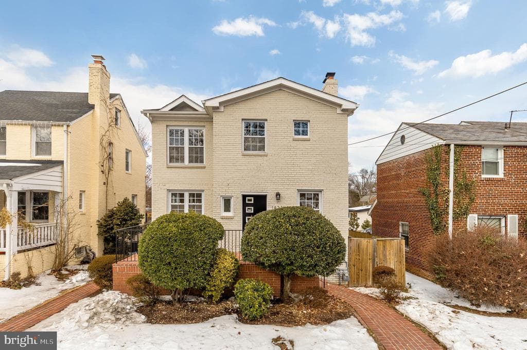 1822 Taylor Street NE photo 1