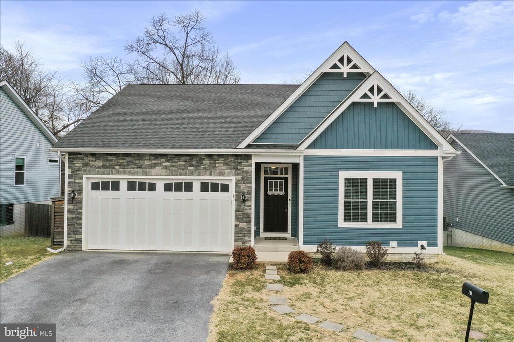 60 Village Circle photo 1