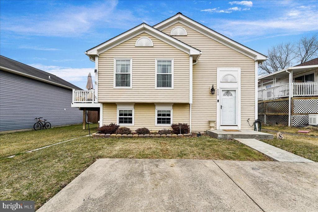 890 Oxford Avenue photo 1