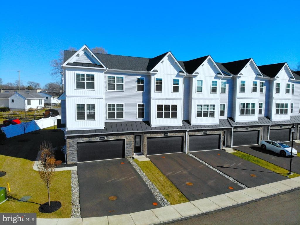 2 Warren Drive photo 1