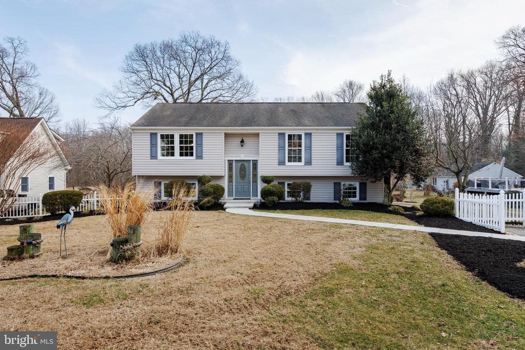 939 Shore Acres Road photo 1