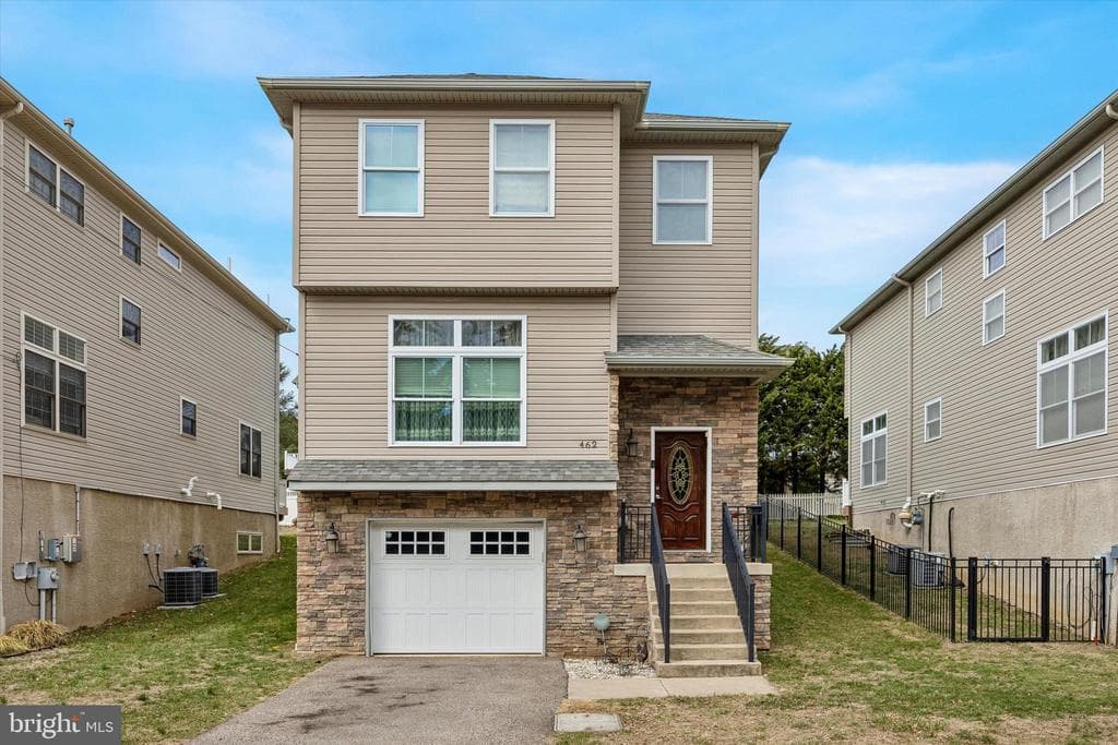 462 Oriole Street photo 1