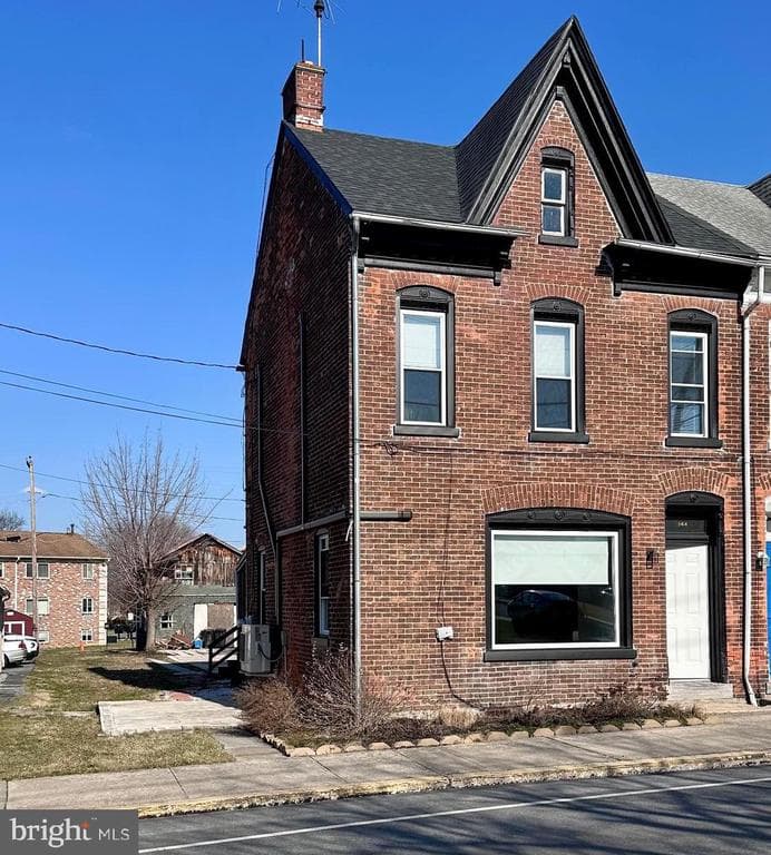 144 Noble Street photo 1