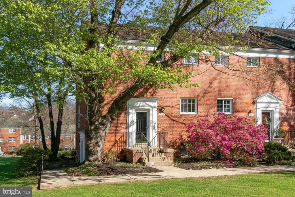 3129 Martha Custis Dr photo 1