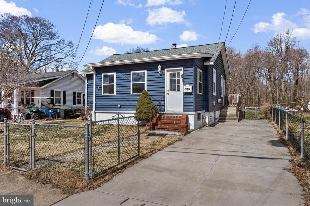 918 Renfrew Street photo 1