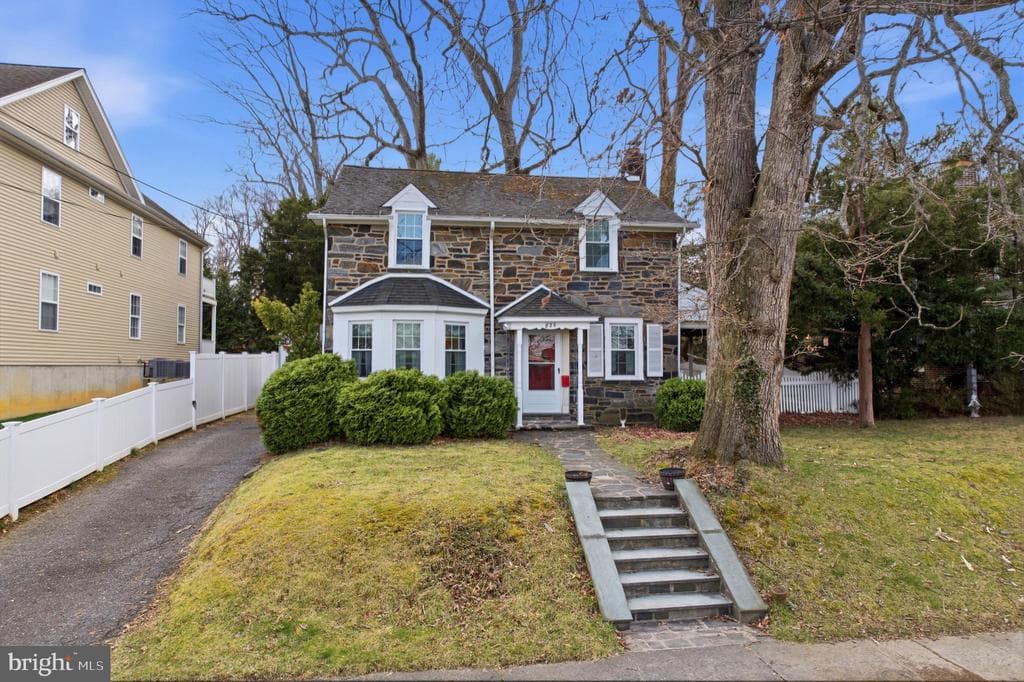 825 N Jackson Street photo 1