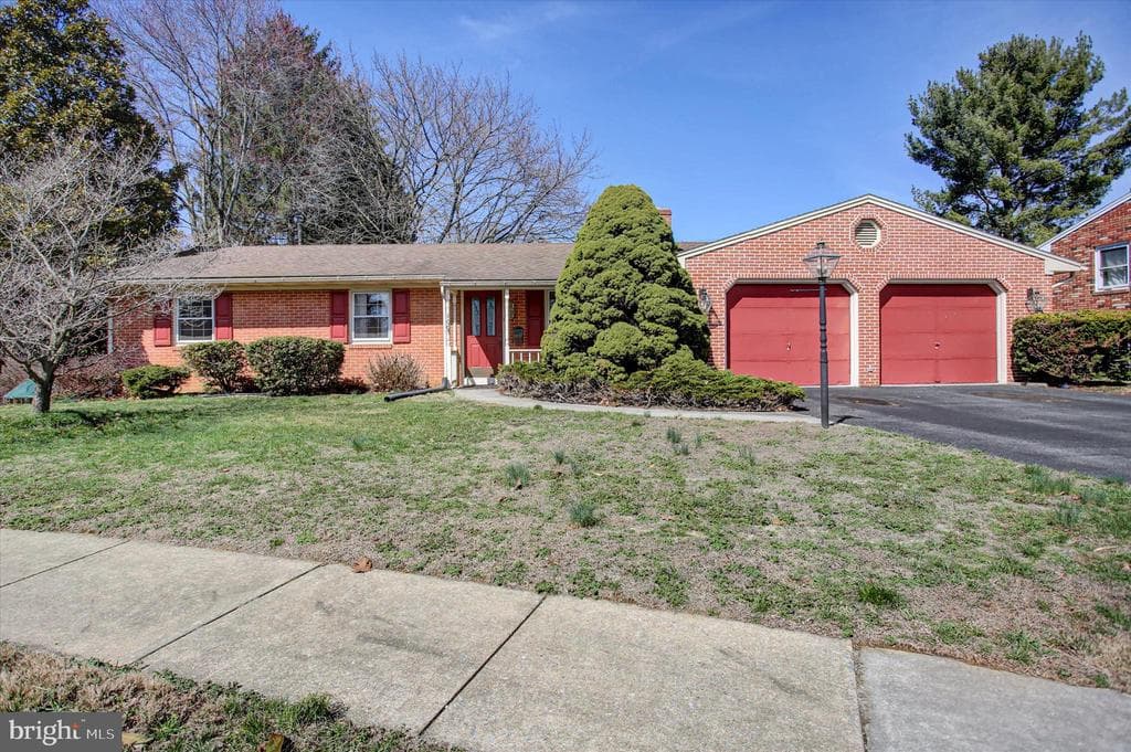 1005 Valleybrook Drive photo 1