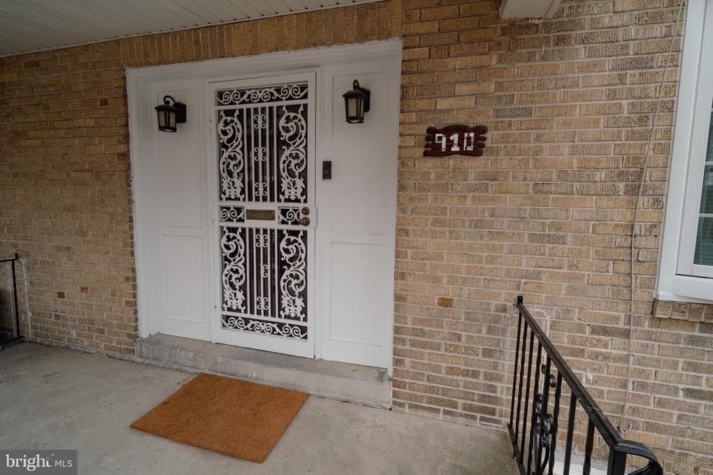 910 E Stafford Street photo 1