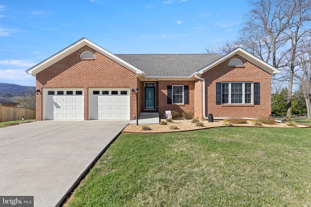 201 Peach Tree Court photo 1
