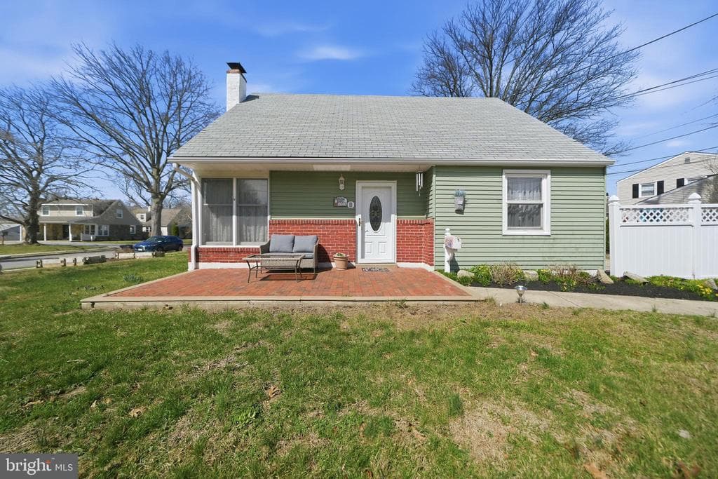 1323 Morton Avenue photo 1