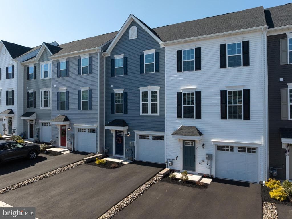 121 Chase Lane photo 1