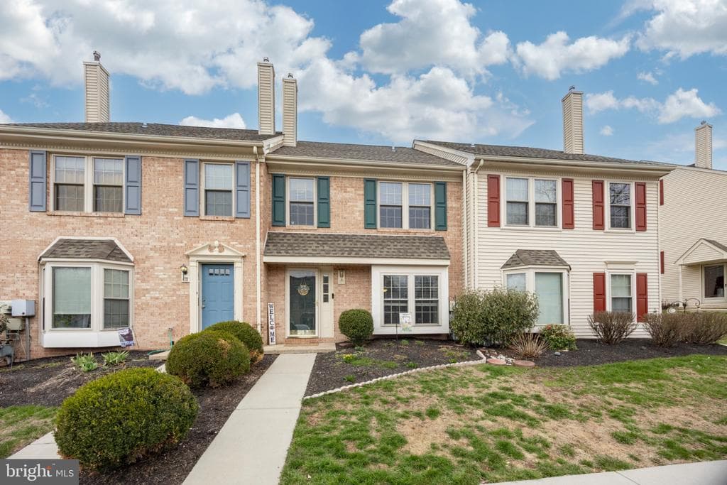 420 Oaktree Court photo 1