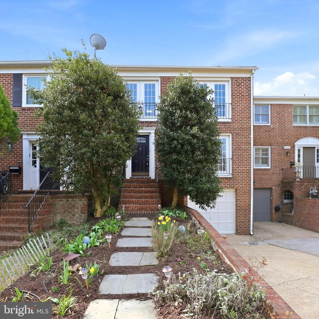2928 Nob Hill Court photo 1