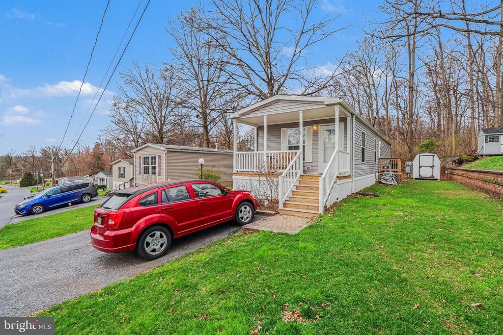 64 Lakeview Drive photo 1