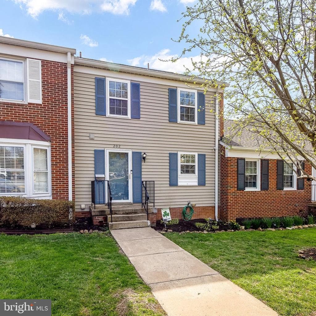 202 Leeds Court E photo 1