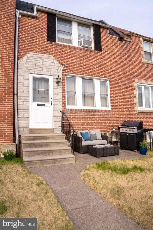 203 E Howell Street photo 1