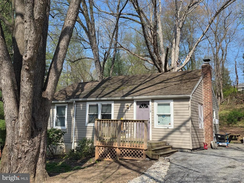 718 Wilson Avenue photo 1