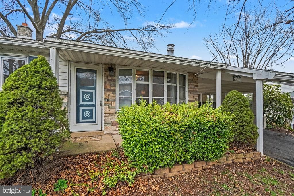 907 Meadow Lane photo 1
