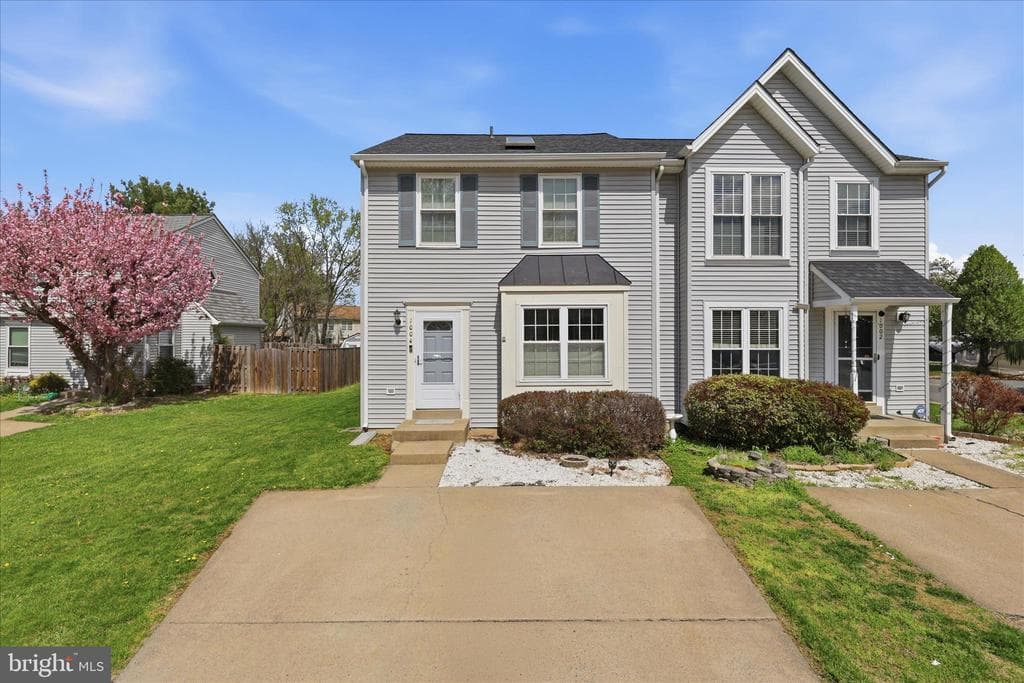 1004 Wythe Court NE photo 1