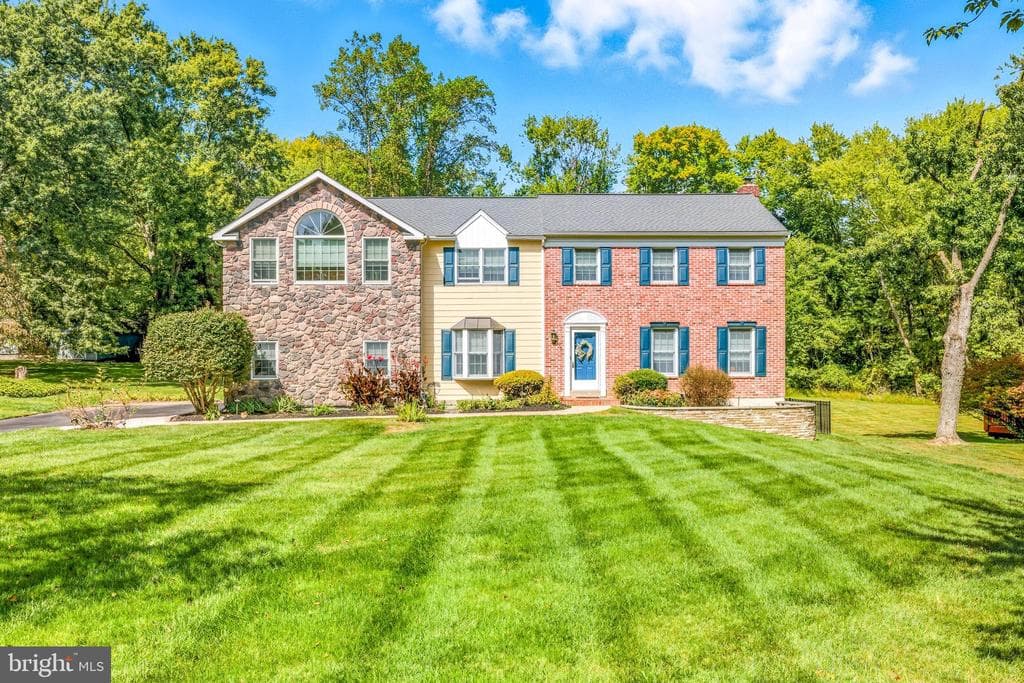 76 Colonial Circle photo 1