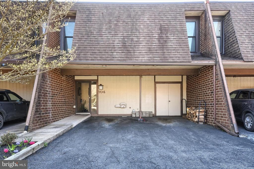704 Cedar Ridge Lane photo 1