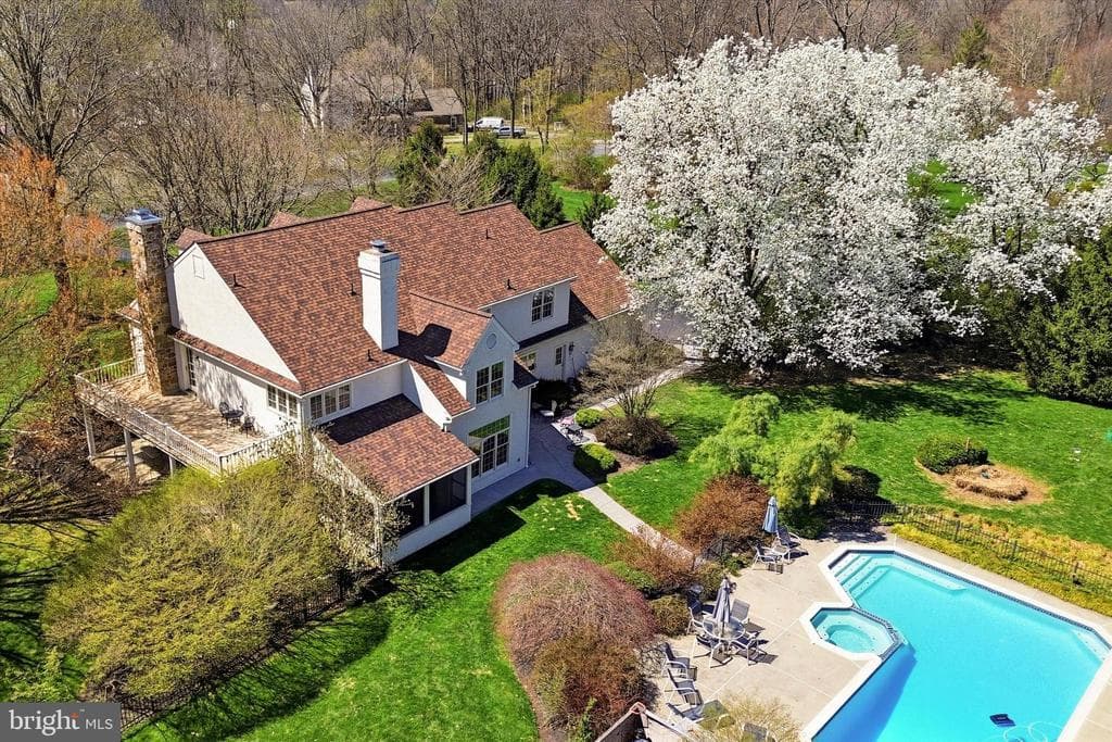 50 Howson Lane photo 1