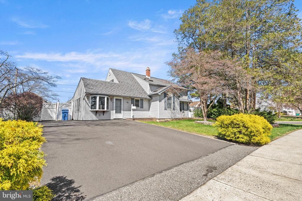 85 Goldenridge Drive photo 1