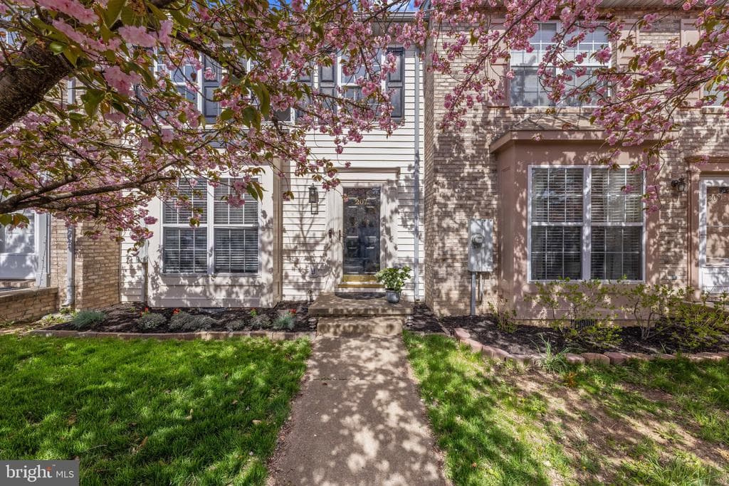 207 Stratford Dr photo 1