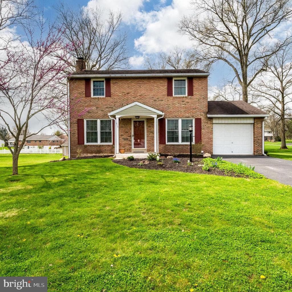 215 E Spruce Street photo 1