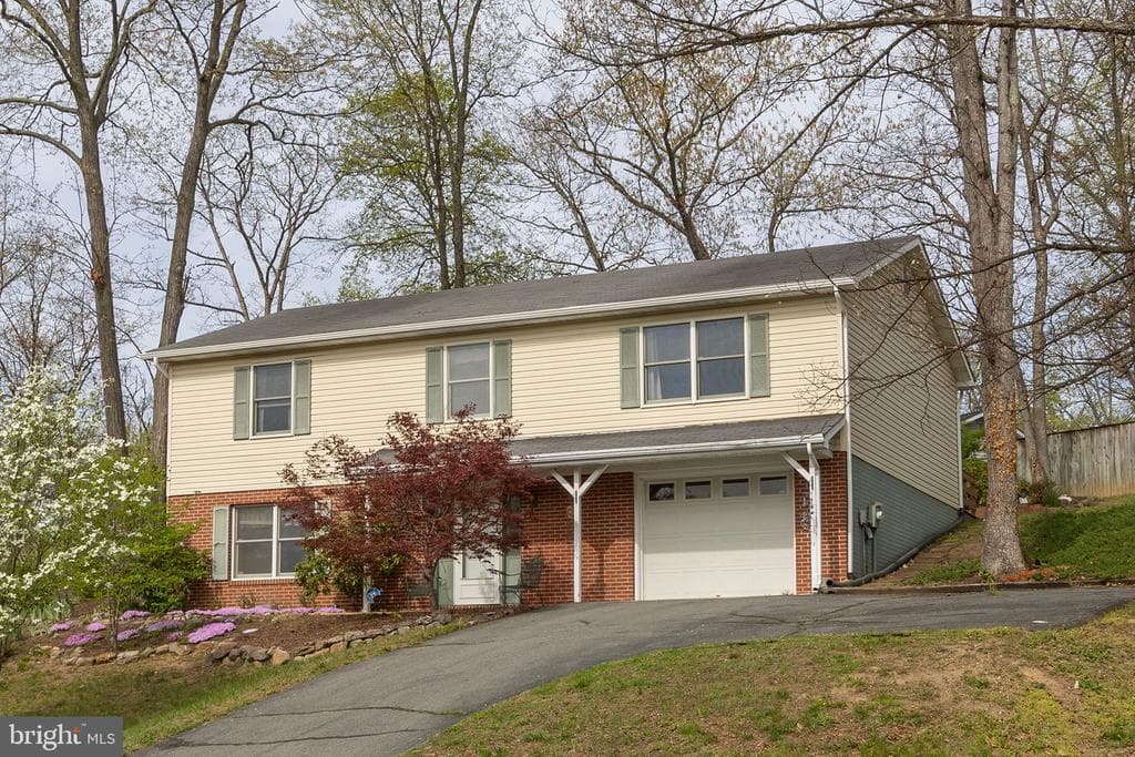 105 Lakewood photo 1
