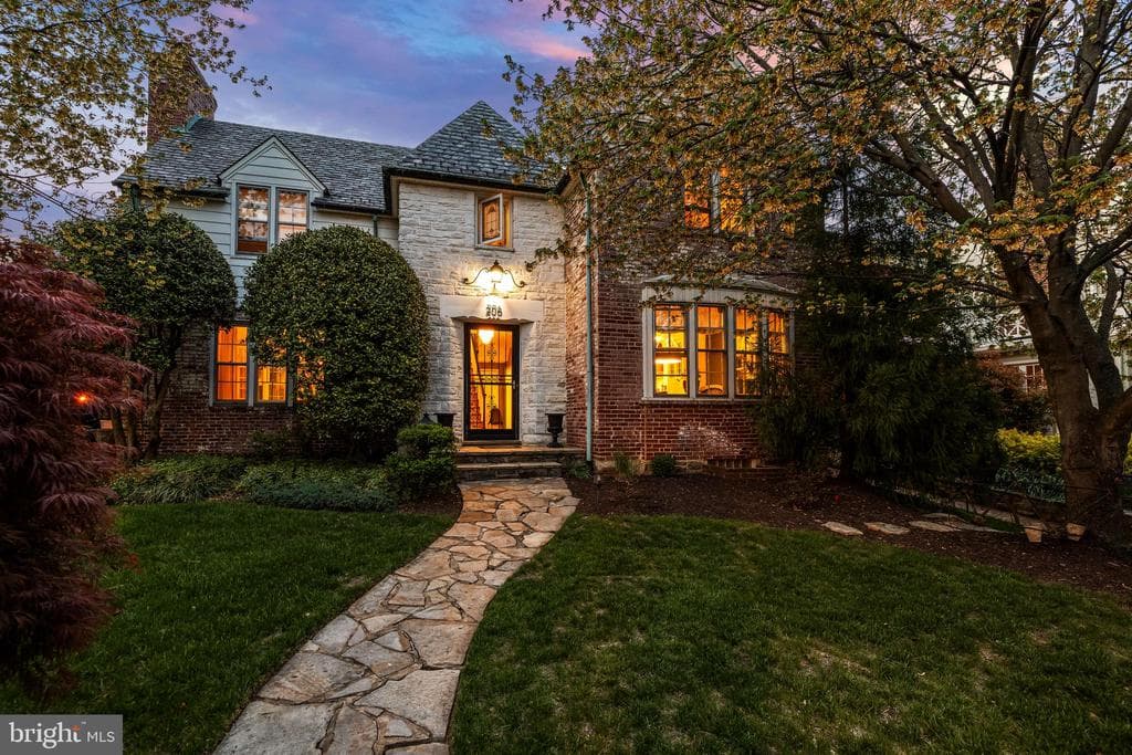 206 Kemble Road photo 1