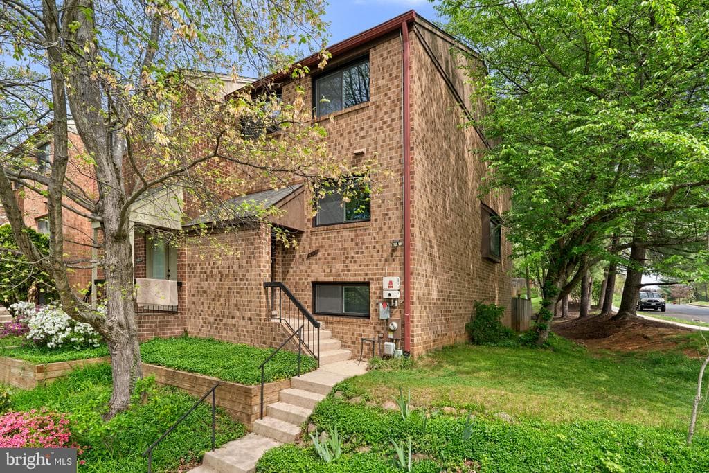8902 Skyrock Court photo 1